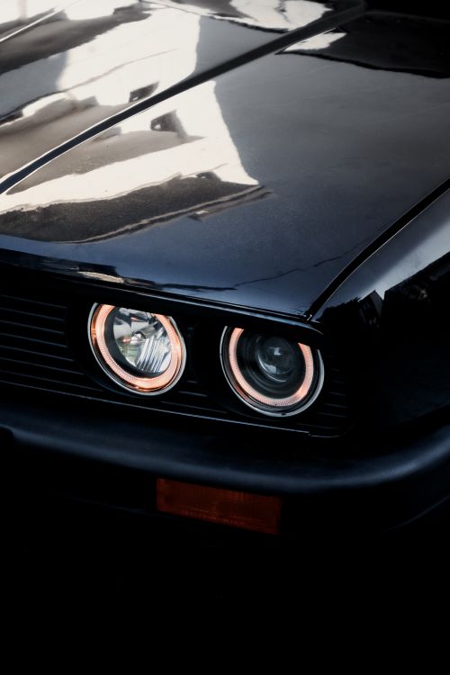 Free Detailed close-up of a classic car's headlight, emphasizing chrome details and reflection. Stock Photo