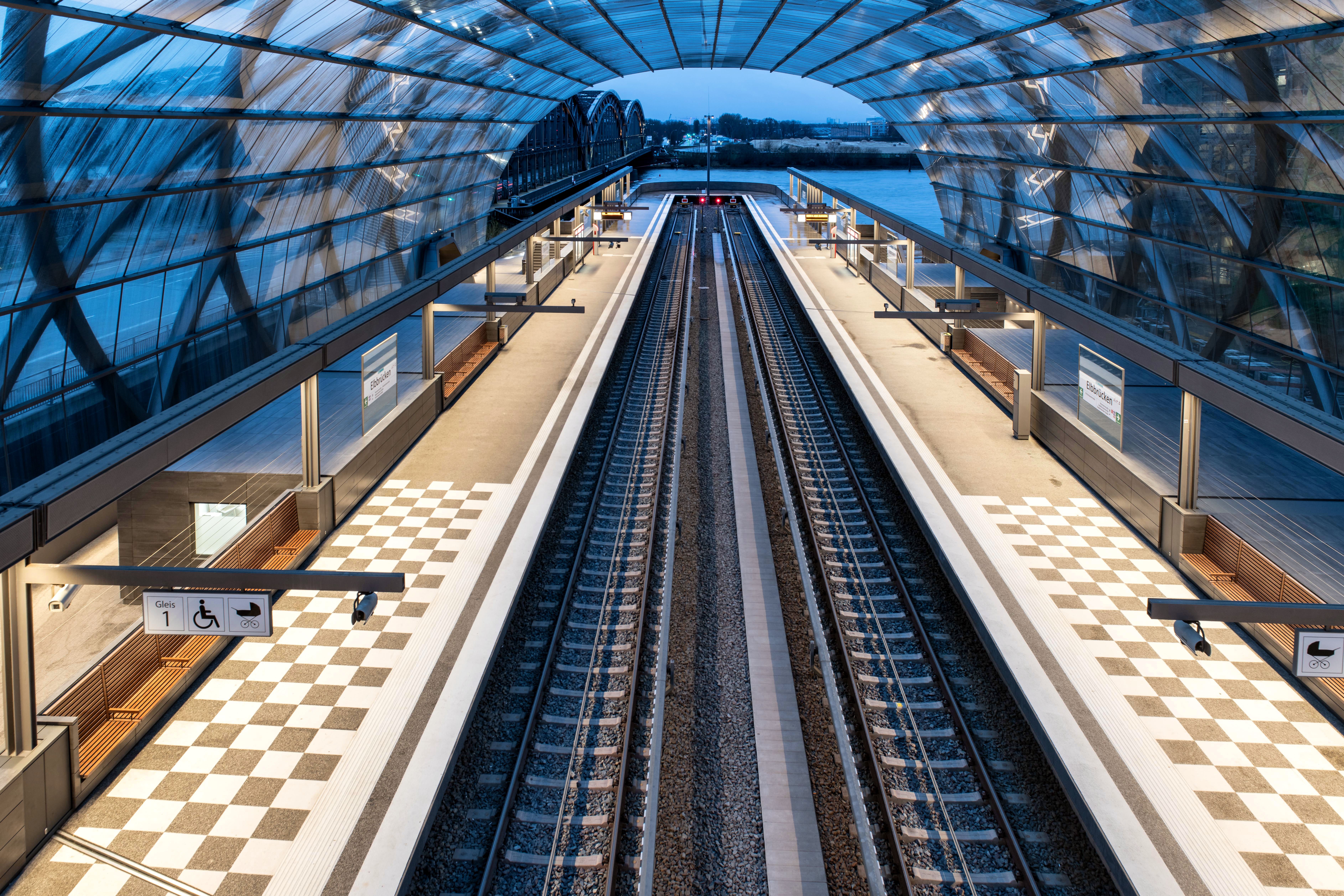 Historischer Bahnsteig mit Eisenkonstruktion