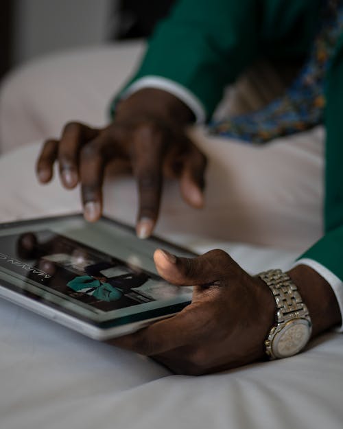 Man Met Behulp Van Een Tablet