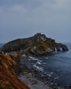 宁静的沿海景观，包括岩石海岸、朦胧的氛围和迷人的悬崖边景色