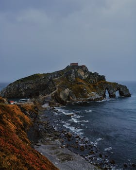 宁静的沿海景观，包括岩石海岸、朦胧的氛围和迷人的悬崖边景色