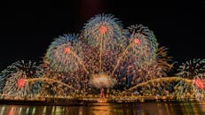 台北海滨上空，夜空被热闹的烟花照亮