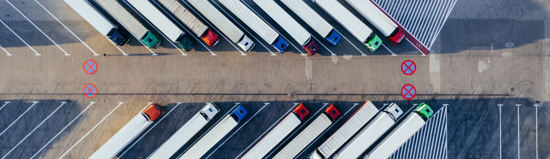Vue aérienne de semi-remorques alignées sur un parking logistique