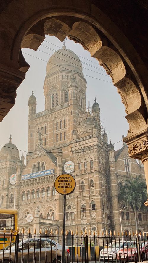 Free Capture of Mumbai's iconic Gothic architecture under an arch, showcasing heritage. Stock Photo