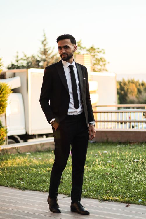 Free Stylish man in suit outdoors exuding confidence and professionalism. Stock Photo