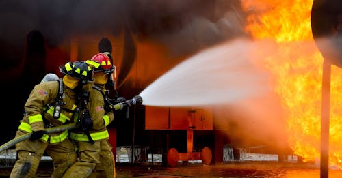 無料 火に水を吹く消防士 写真素材