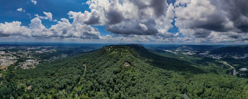 Pemandangan Gunung Dari Mata Burung Pada Siang Hari