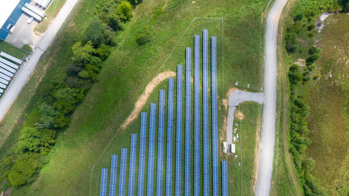 Tehnician efectuând verificări la un sistem fotovoltaic
