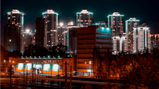 夜空映衬下，摩天大楼明亮地勾勒出充满活力的城市天际线