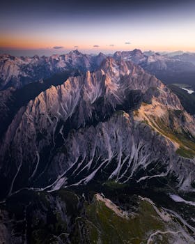 黄昏时分，从空中俯瞰，岩石山脉的壮丽景色令人惊叹，尽显自然的美丽与宁静