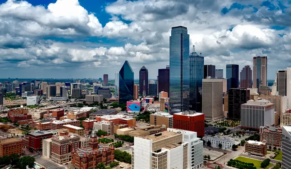 Les gratte-ciel de Dallas sous un ciel d'orage