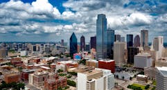 在戏剧性的云层下，达拉斯天际线的壮丽全景捕捉了城市的标志性摩天大楼