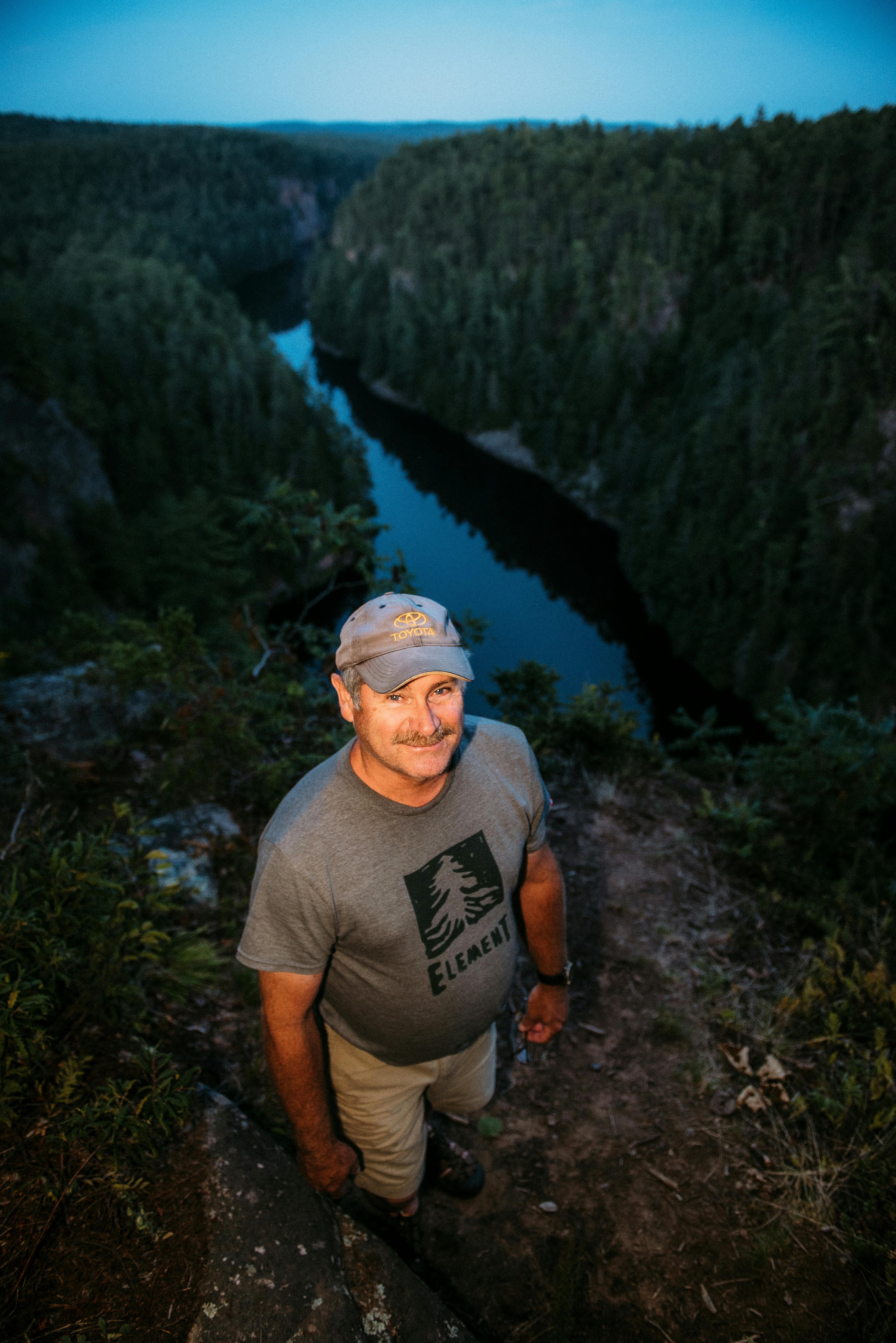 Mann, Der Auf Einem Felsen Steht · Kostenloses Stock Foto