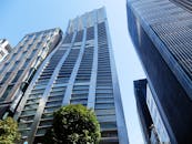 未来的摩天大楼在城市中采用玻璃幕墙和现代建筑风格