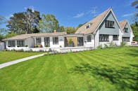 当代房屋外观通常配有修剪整齐的大草坪和美丽的花园