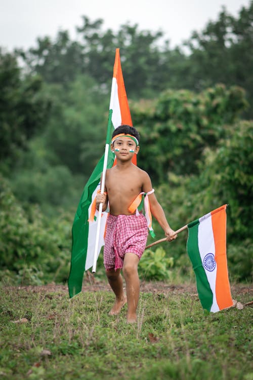 2つのインドの旗を保持している子供