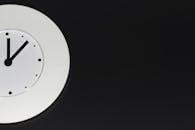 在光滑的黑色背景下，极简主义的时钟显示一点钟