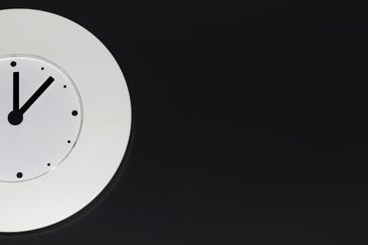 在光滑的黑色背景下，极简主义的时钟显示一点钟