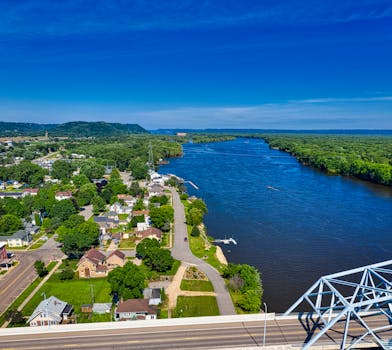 探索明尼苏达州瓦巴沙沿密西西比河的风景鸟瞰图，展现自然与建筑风貌