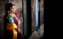 一位身着传统服装的印度女子，优雅地展现了文化之美