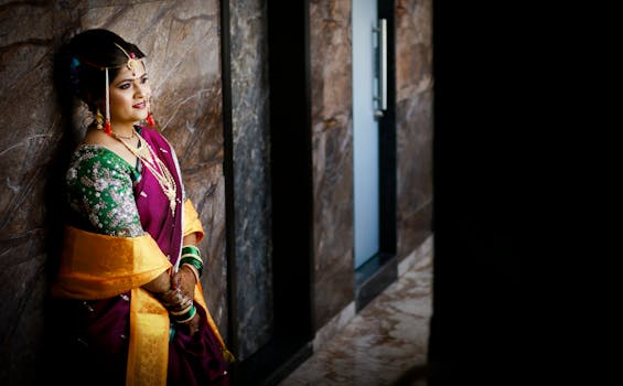 一位身着传统服装的印度女子，优雅地展现了文化之美