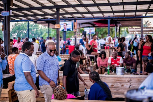 坦桑尼亚达累斯萨拉姆的户外社交场景充满活力，人群多元化