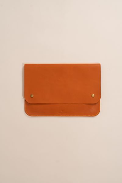 Tan saddle-leather envelope clutch. Photo by Gül Işık on Pexels
