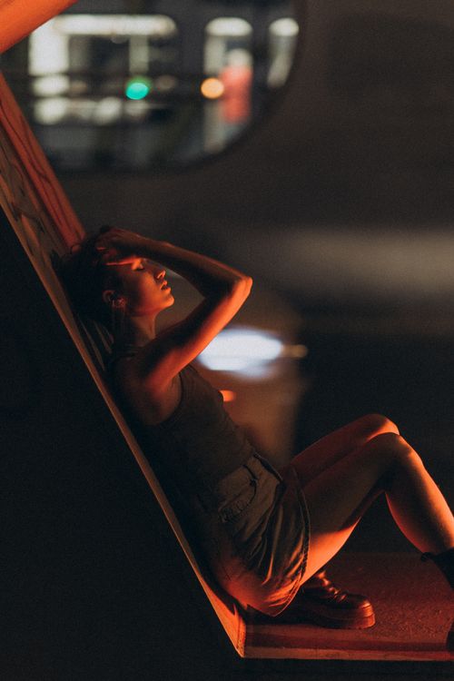 Free A captivating portrait of a woman in dramatic lighting, evoking a moody and mysterious atmosphere. Stock Photo
