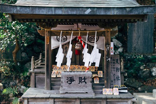 昼間の祭壇の写真