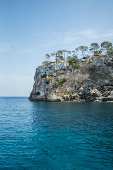 西班牙马略卡岛碧绿水面上的岩石悬崖令人惊叹，尽显自然之美
