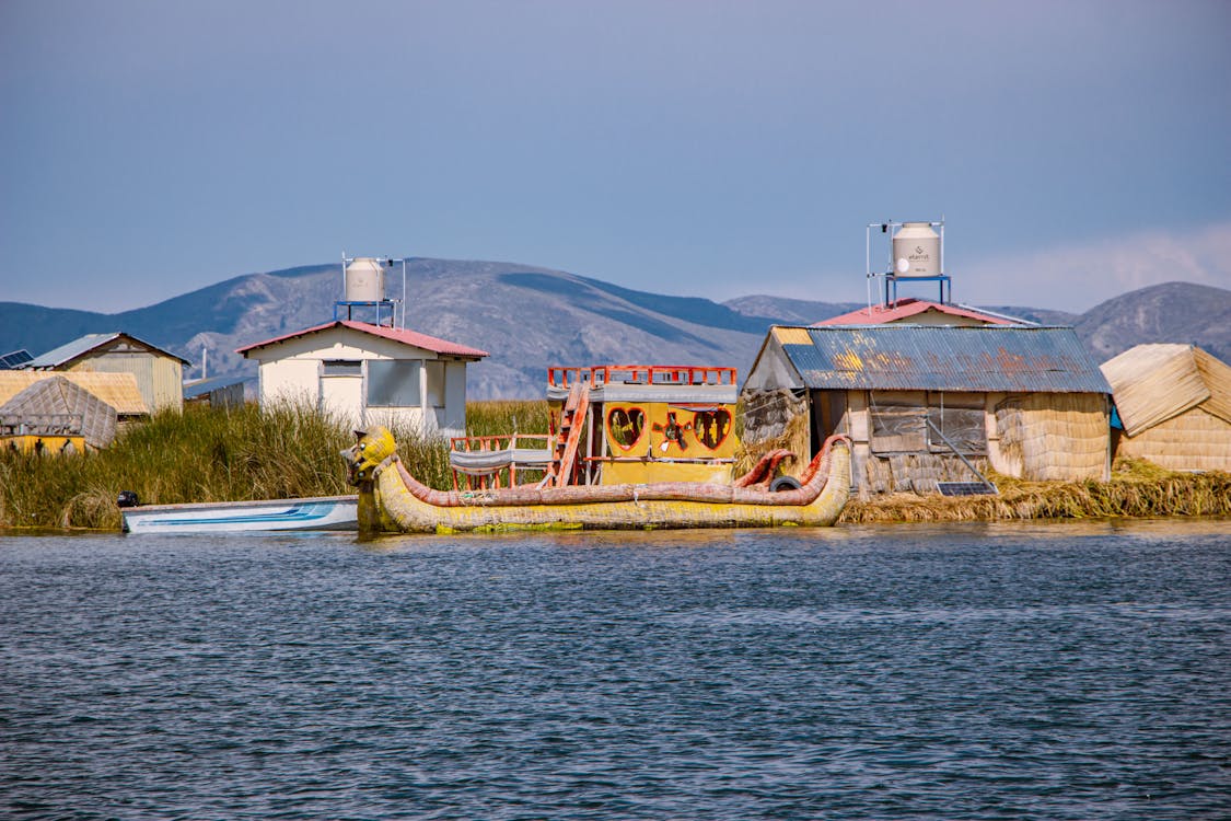 maisons flottantes en roseaux perou