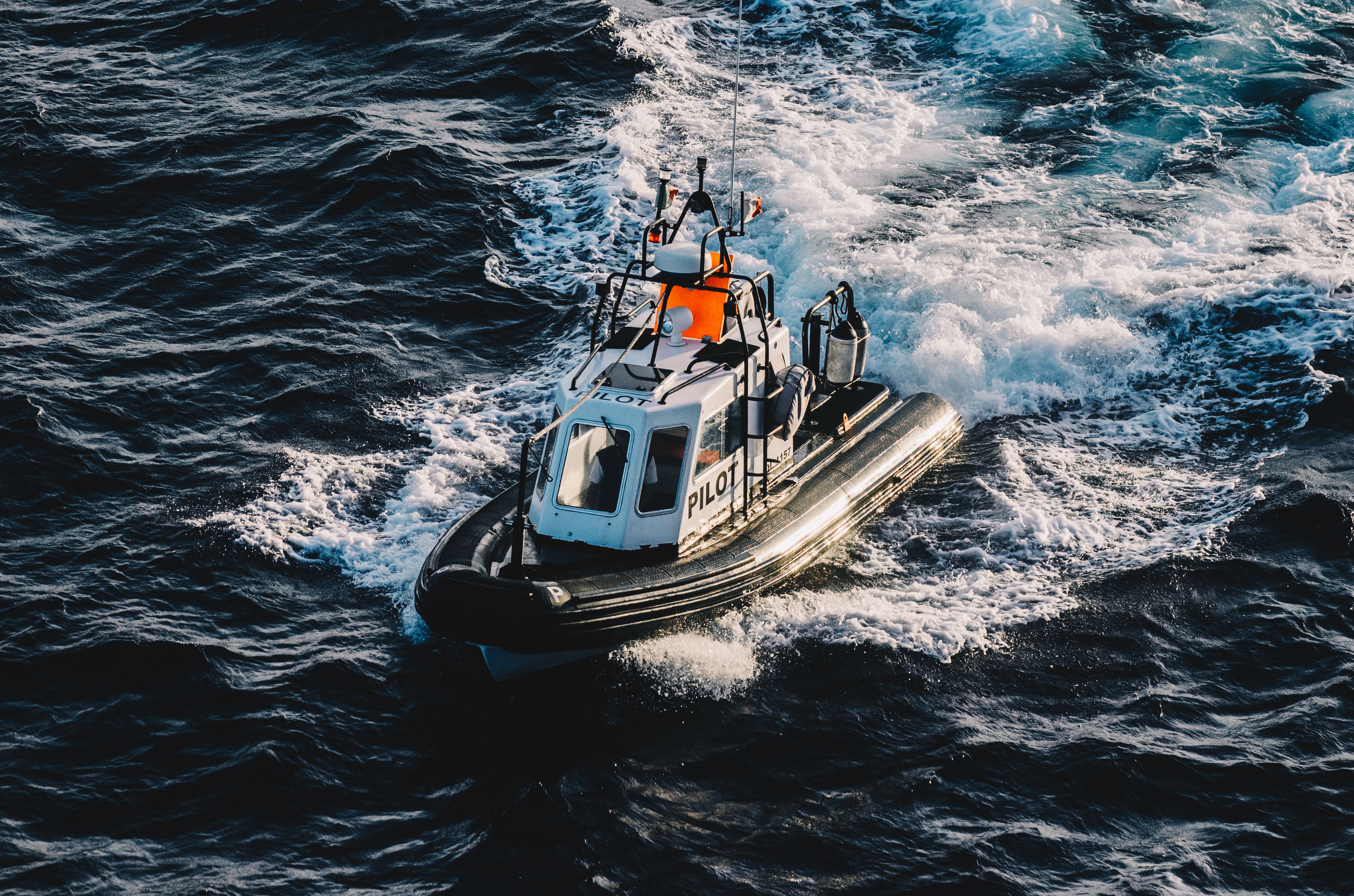 A small boat traveling through the ocean · Free Stock Photo