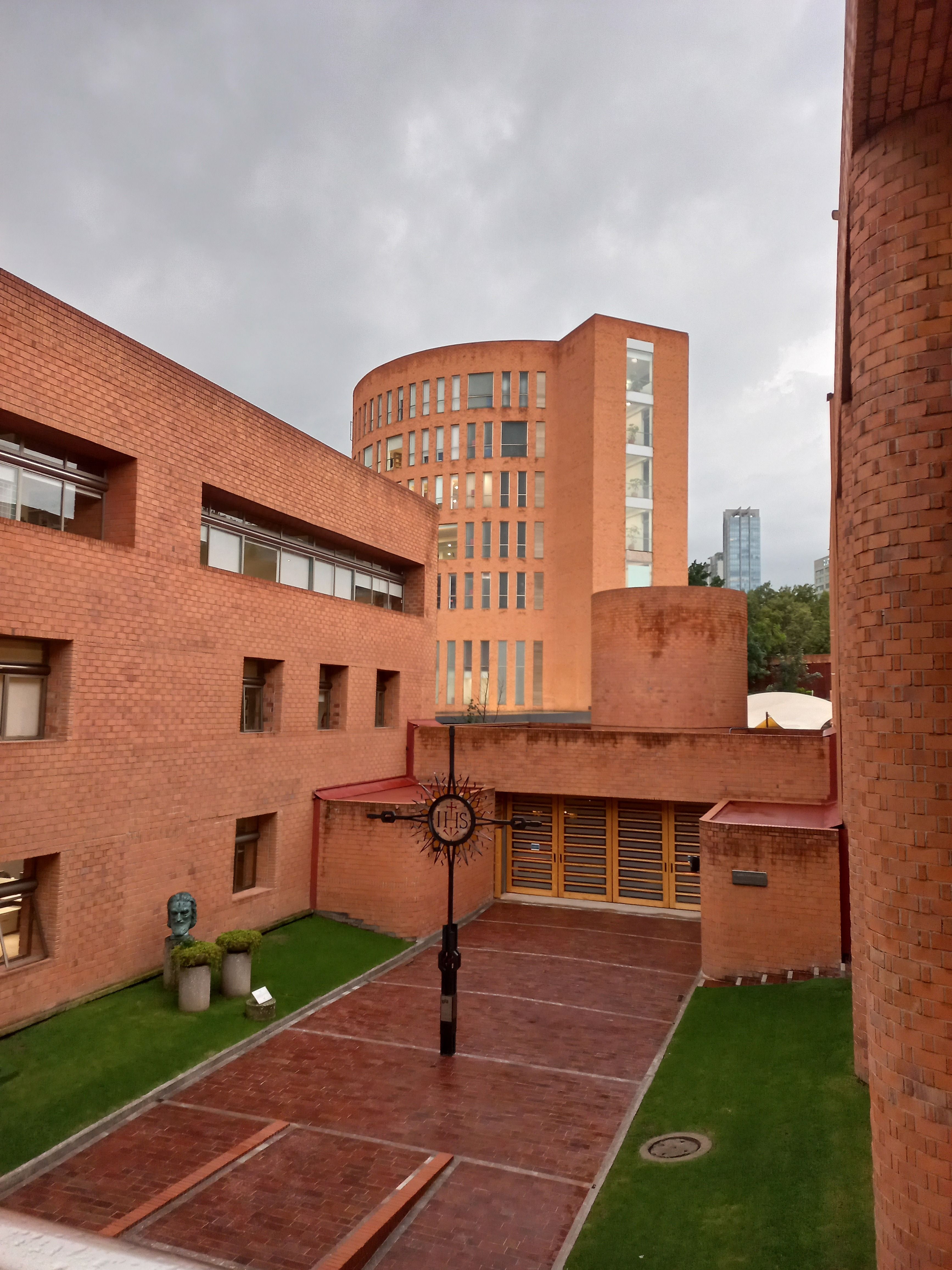 Fotomural Un patio urbano con edificios de ladrillos rojos en la Ciudad de México.