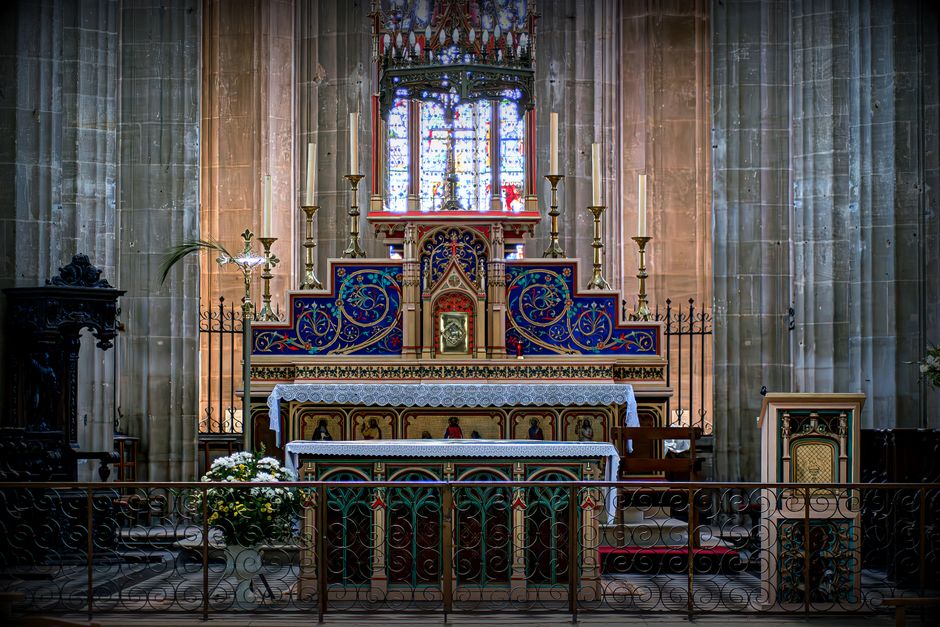 Fotomural Un altar de catedral intrincado adornado con velas y vitrales, simbolizando el patrimonio religioso.