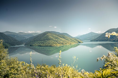 Gratuit Lac Entouré De Montagnes Photos