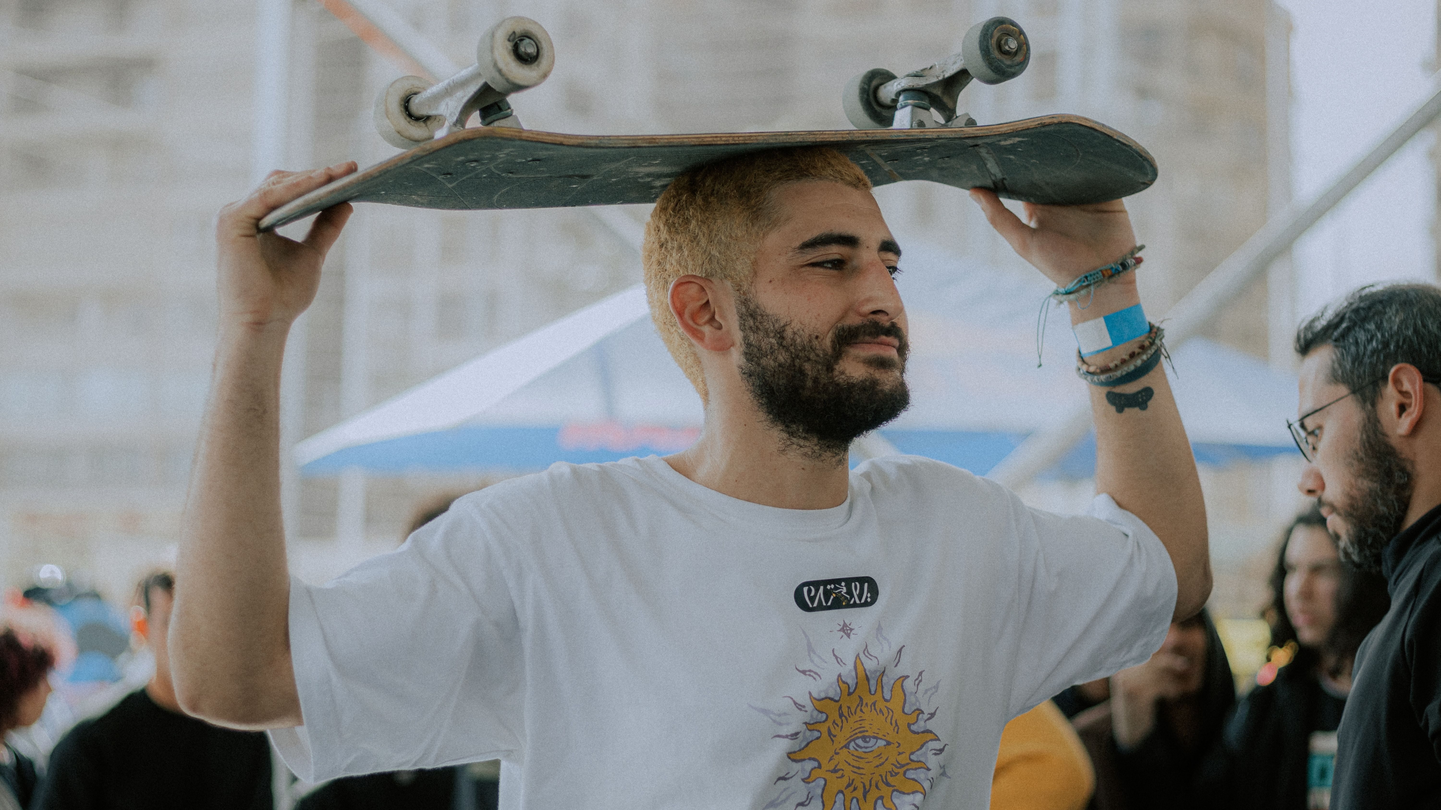 Skater kiểm tra vết nứt deck bên ngoài một cửa hàng ván trượt Houston sau một tháng sử dụng