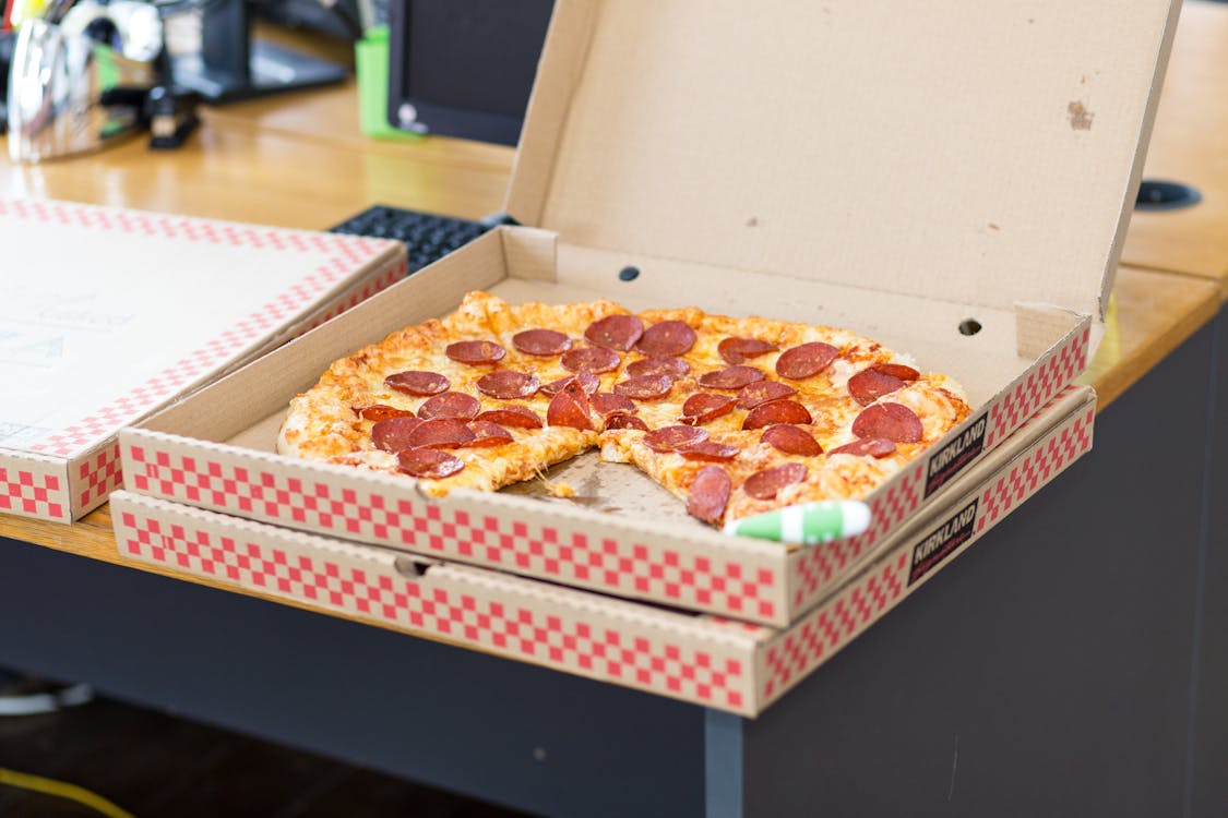 ▼72歲的吉萊斯皮外送披薩時摔倒受傷。（示意圖／pexels）