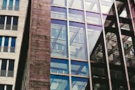 城市建筑的玻璃反射体现了现代设计元素