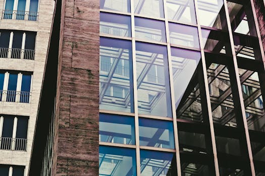 城市建筑的玻璃反射体现了现代设计元素