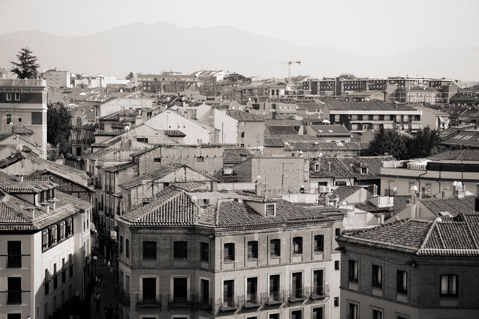 Una vista cautivadora en blanco y negro de los techos tradicionales y la arquitectura de Segovia.