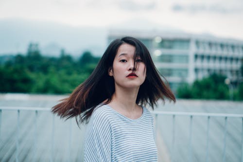 Photo D'une Femme Portant Une Chemise Rayée