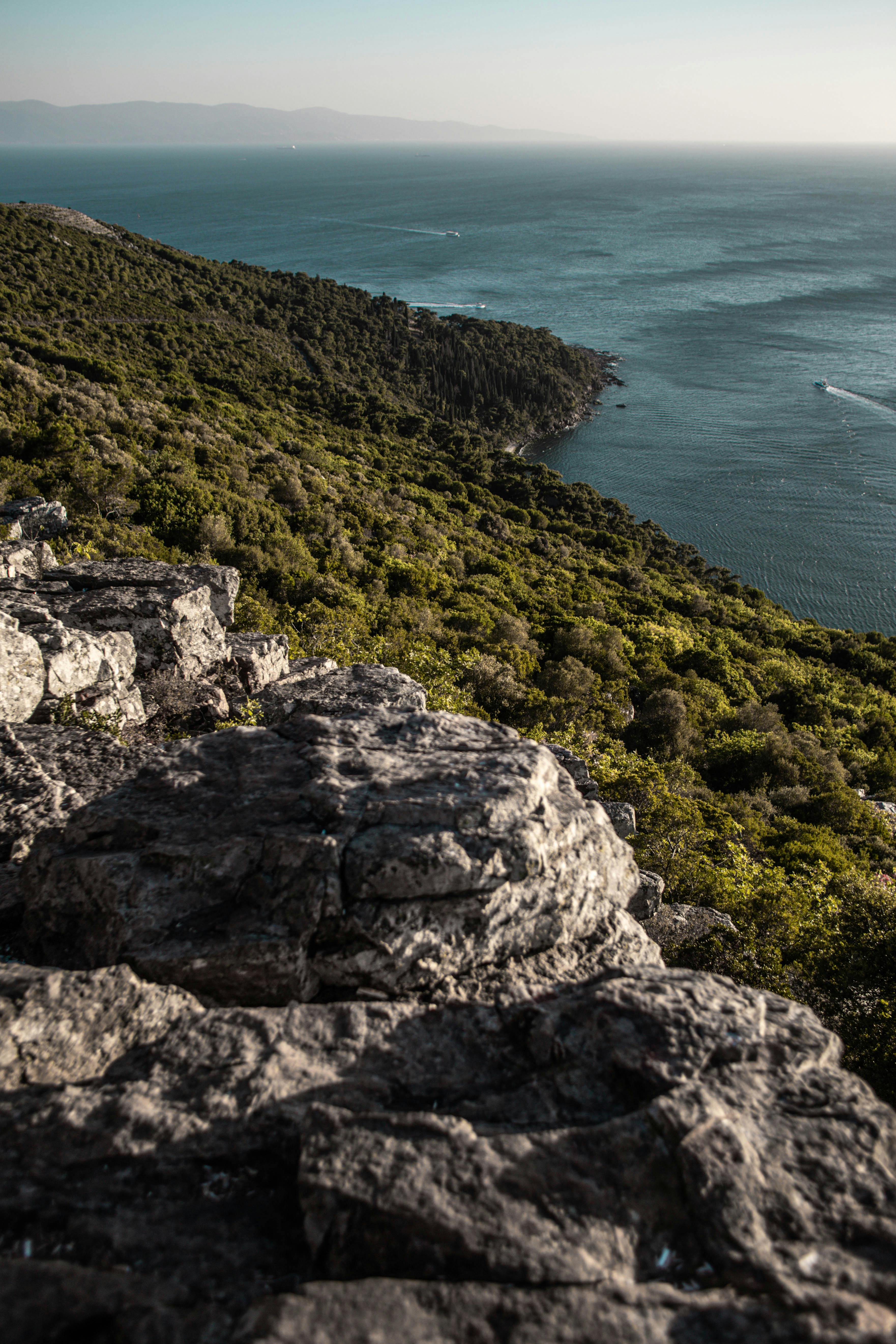 伊斯坦布尔海岸线令人惊叹的悬崖边景色，成为土耳其自然美景的焦点