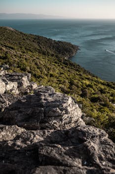 伊斯坦布尔海岸线令人惊叹的悬崖边景色，成为土耳其自然美景的焦点