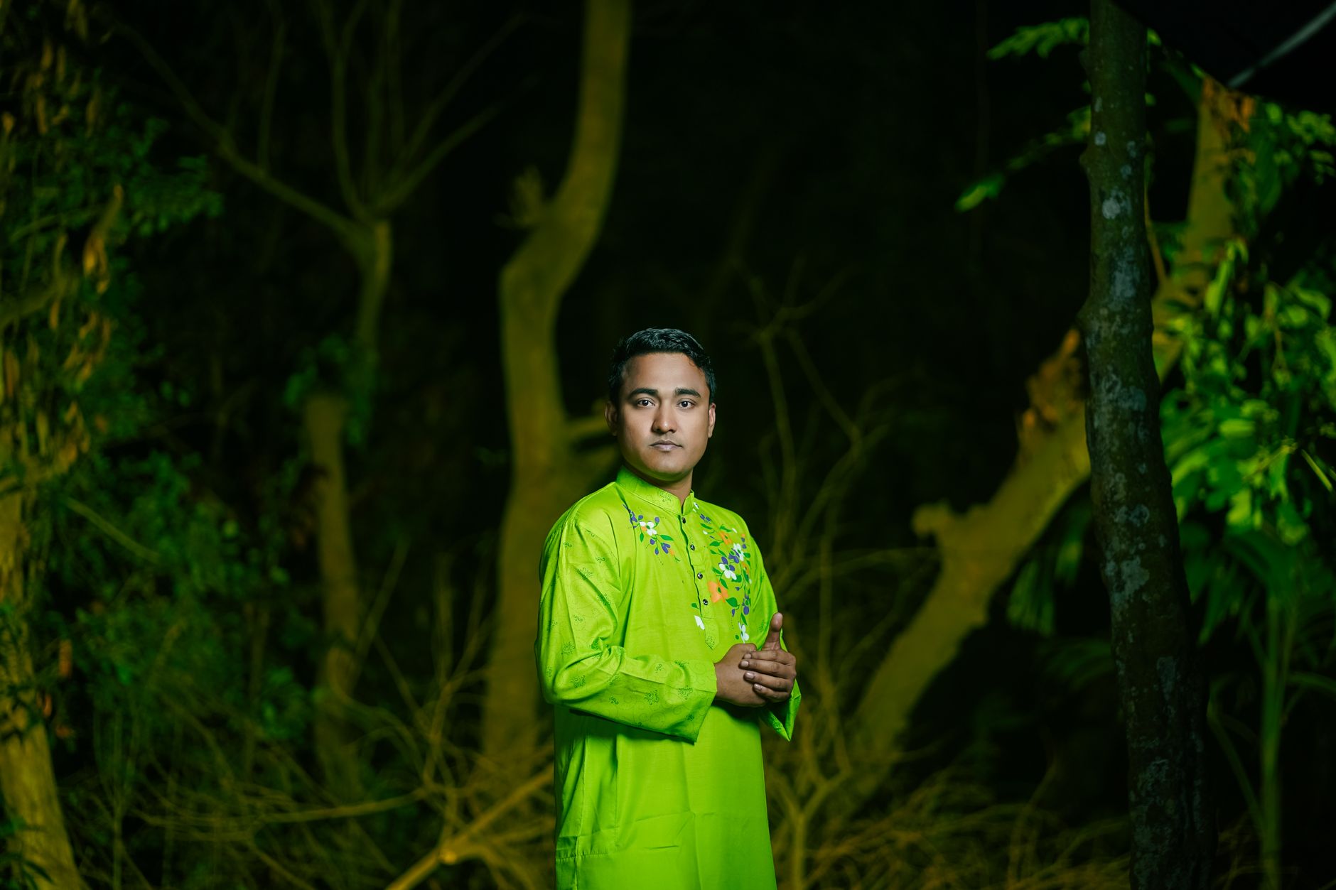 সবুজ কাপড়ে সাজানো তিন পাত্তির কার্ড, পাশে চিপস এবং নিয়ম লিখে রাখা নোটবুক