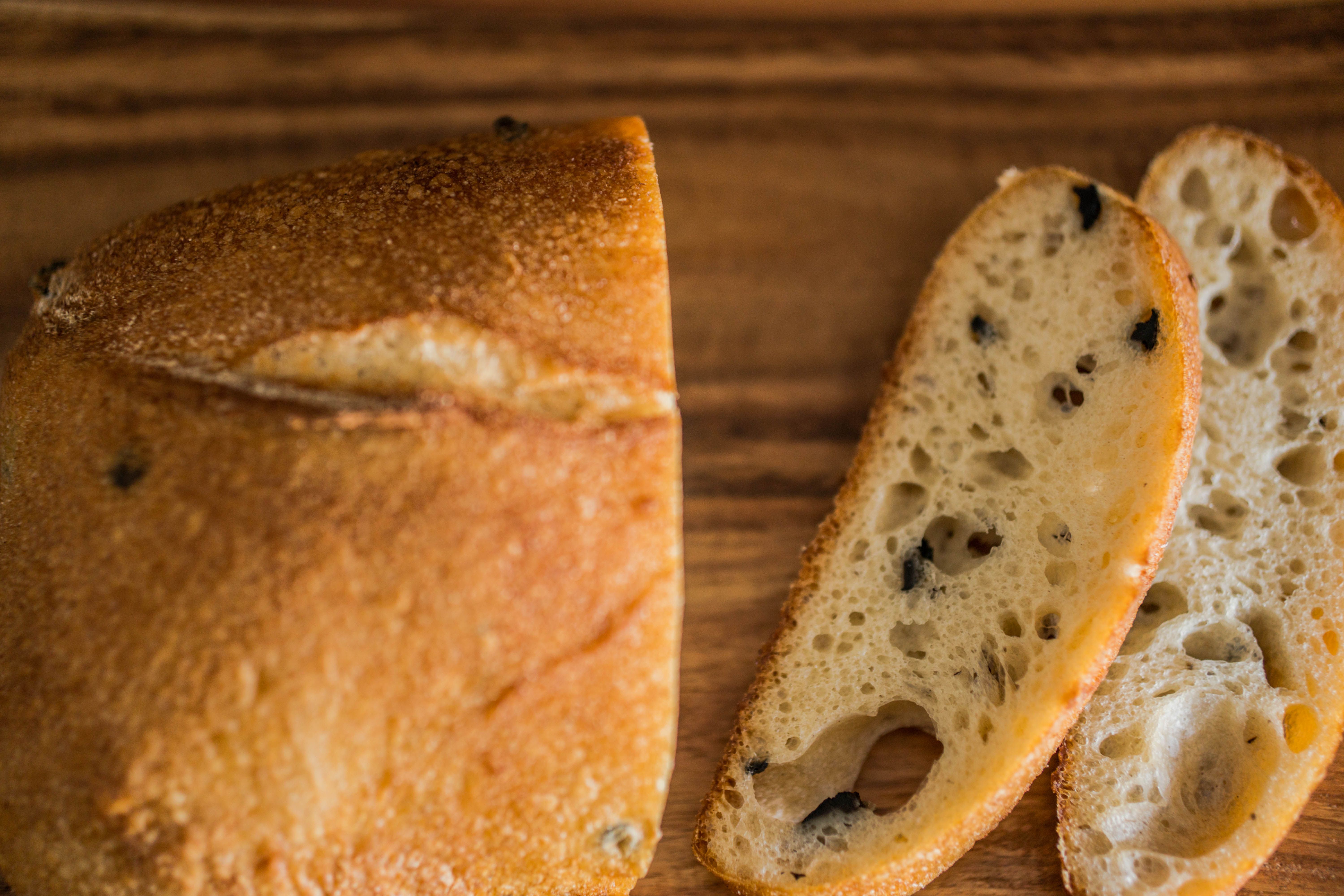 Cake salé tranché aux olives sur une planche