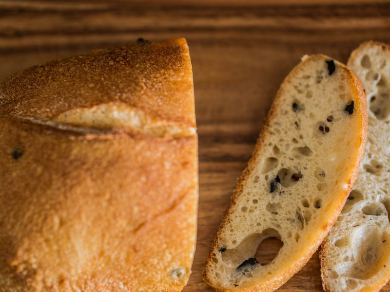 Cake salé tranché aux olives sur une planche