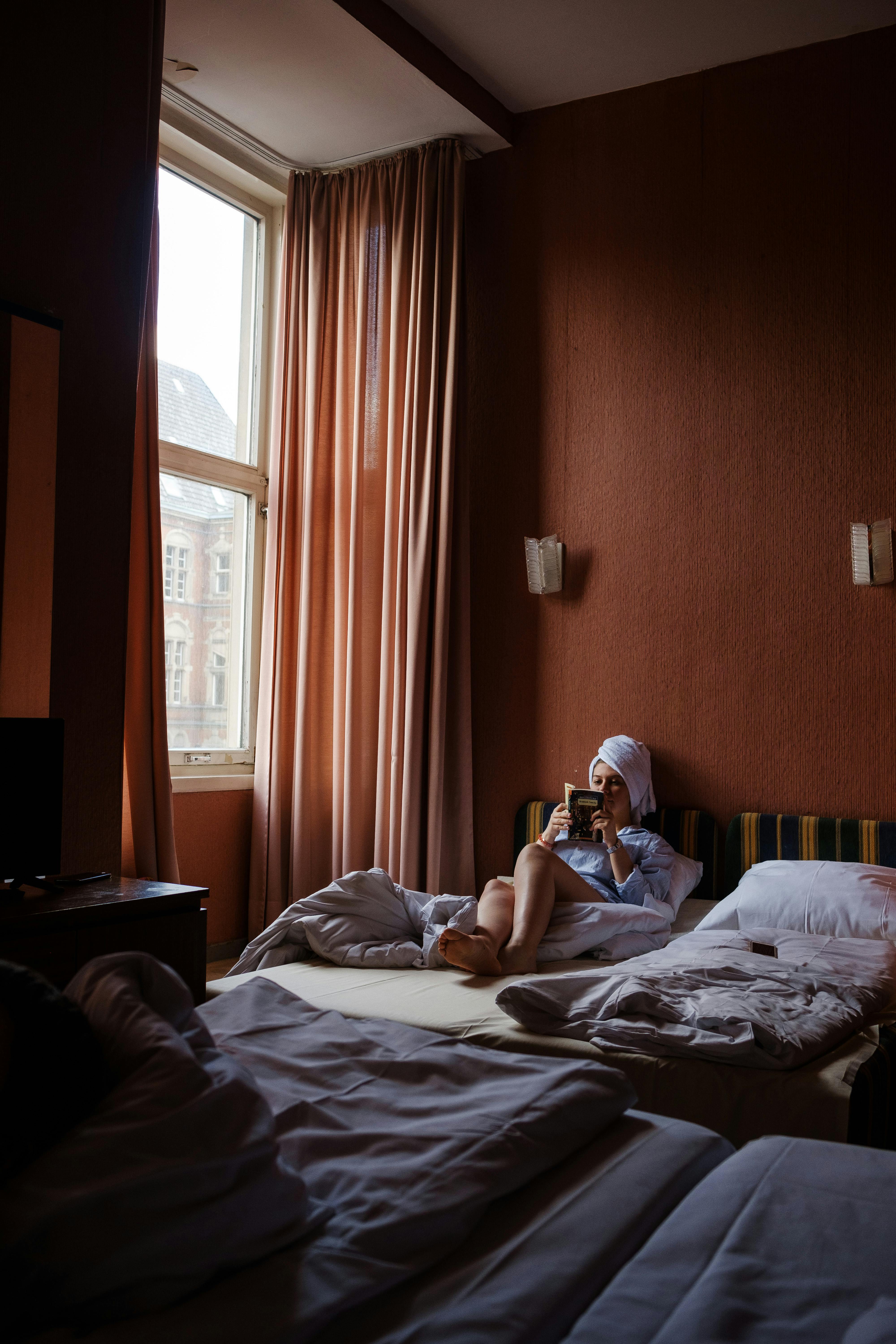 WOMAN HOLDING PHONE IN BED FREE STOCK PHOTO