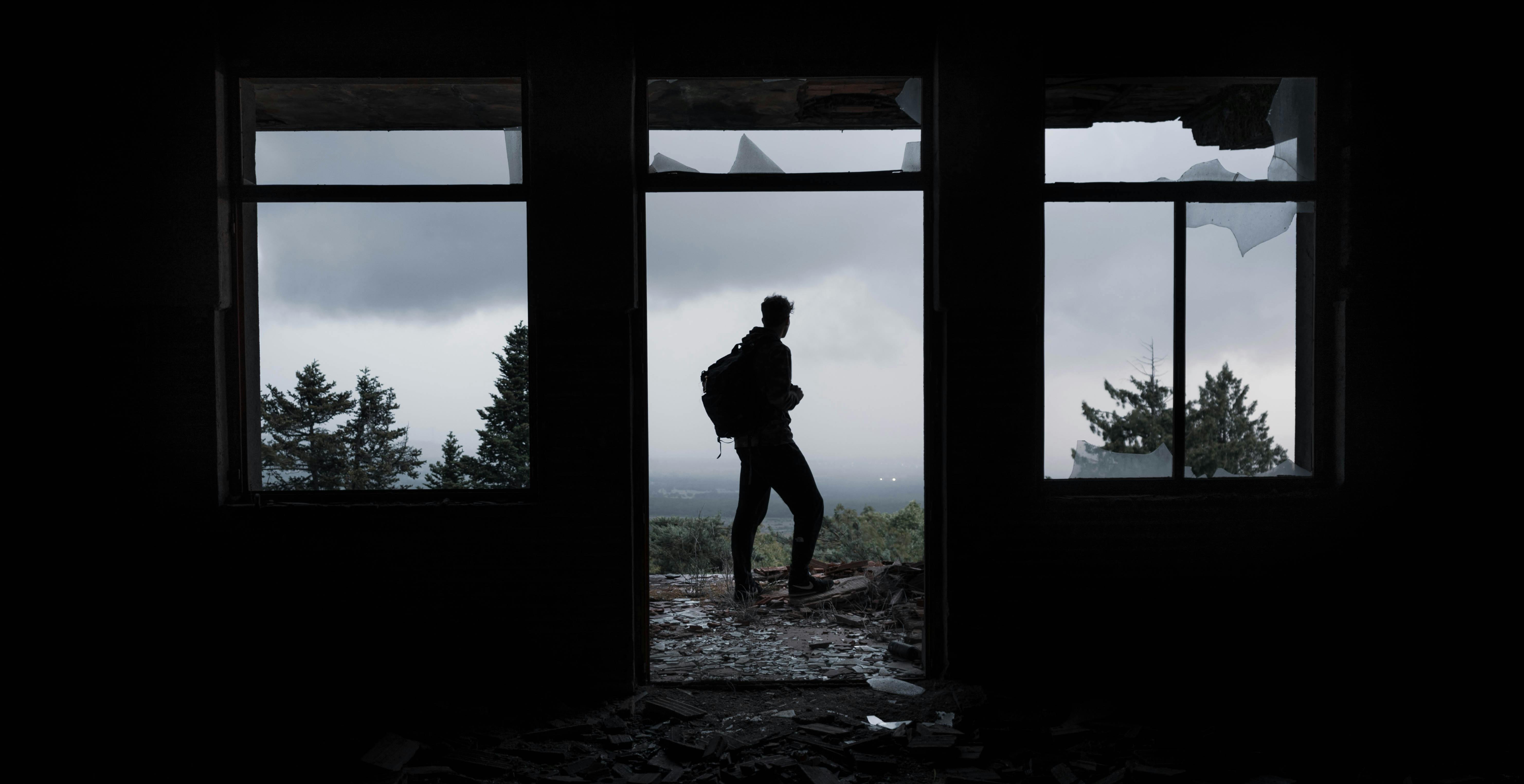 Birinin gidişinin ardından hissedilen derin sessizliği, yalnızlığı ve geride kalan boşluğu simgeleyen melankolik bir atmosfer.