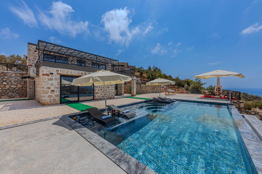 Pierre, piscine et terrasse sous la lumière du sud