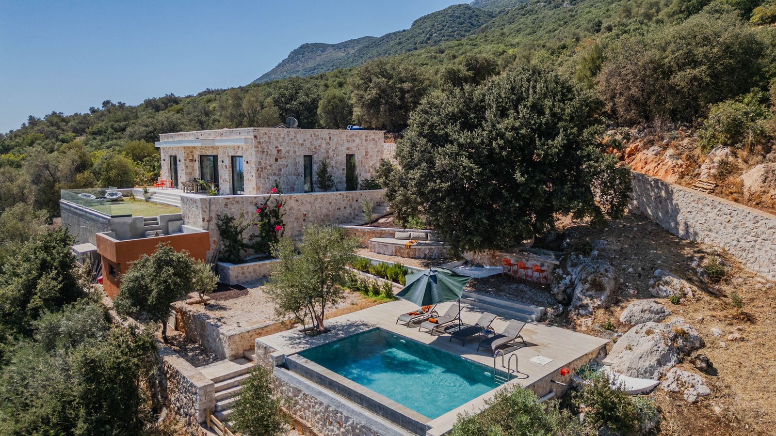 Piscine privée aux lignes contemporaines devant une maison méditerranéenne